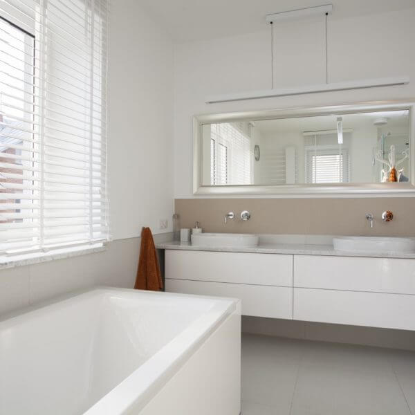 Beige and White Modern Elegant bathroom with bathtub and white tiles